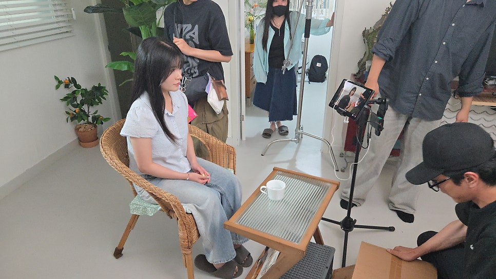 촬영 현장에서 배우가 카메라 앞에서 연기하는 모습